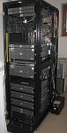 Rack s main servery 
Obsah odspoda: 
 
2x UPS APC 
Baterka + EMC CX 3010 (2x 1U) 
Supliky s diskama 
 
Dell R900 
KVM + LCD s KB (2U) 
Dell R900