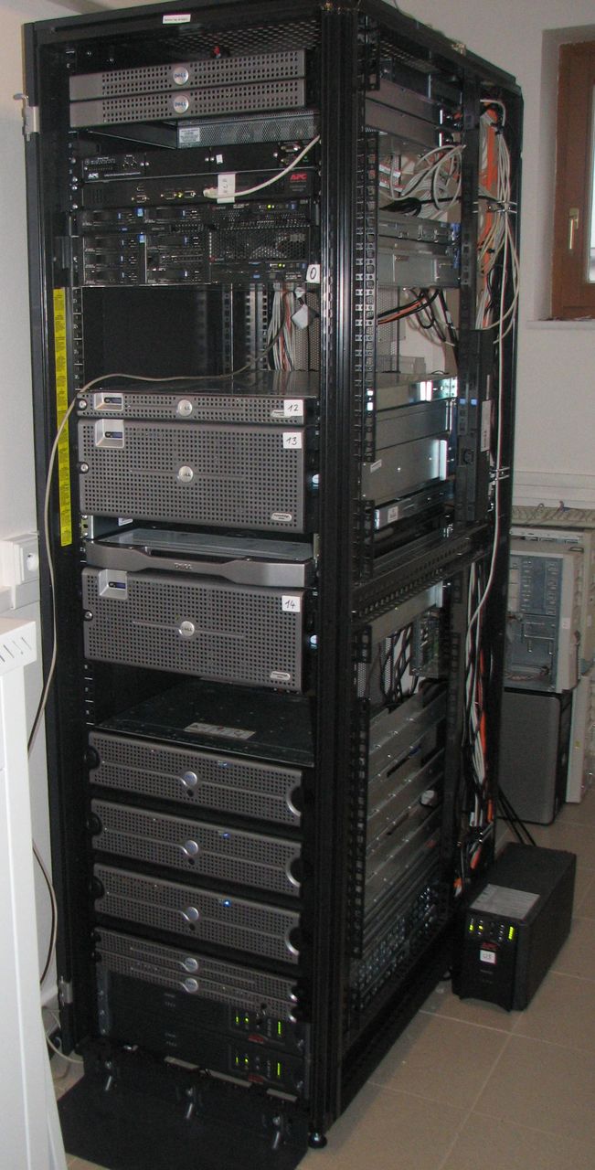 Rack s main servery
Obsah odspoda:

2x UPS APC
Baterka + EMC CX 3010 (2x 1U)
Supliky s diskama

Dell R900
KVM + LCD s KB (2U)
Dell R900
Dell PE1950

2xIBM (typ nevim zhlavy)
APC Infrastructure manager
Cisco 4948 (je zezadu, takze nevidno)
2x FC Brocade